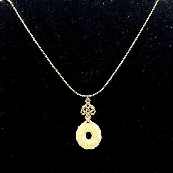 *3/$20* Vintage inspired Avon gold tone and cream necklace - Picture 1 of 4